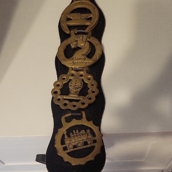 None Other - VTG (4) Brass Horse Harness Bridle Medallion Badges on leather strap